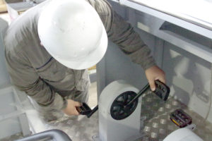 遊戯機械事業の点検・整備で汽車ペダルの点検